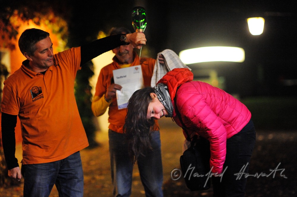 Taufe eines Passagiersmit Sekt nach der erfolgreichen Ballonfahrt