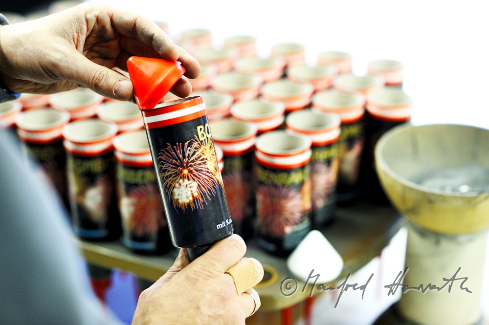 Befüllen der Feuerwerks-Raketen mit Schwarzpulver