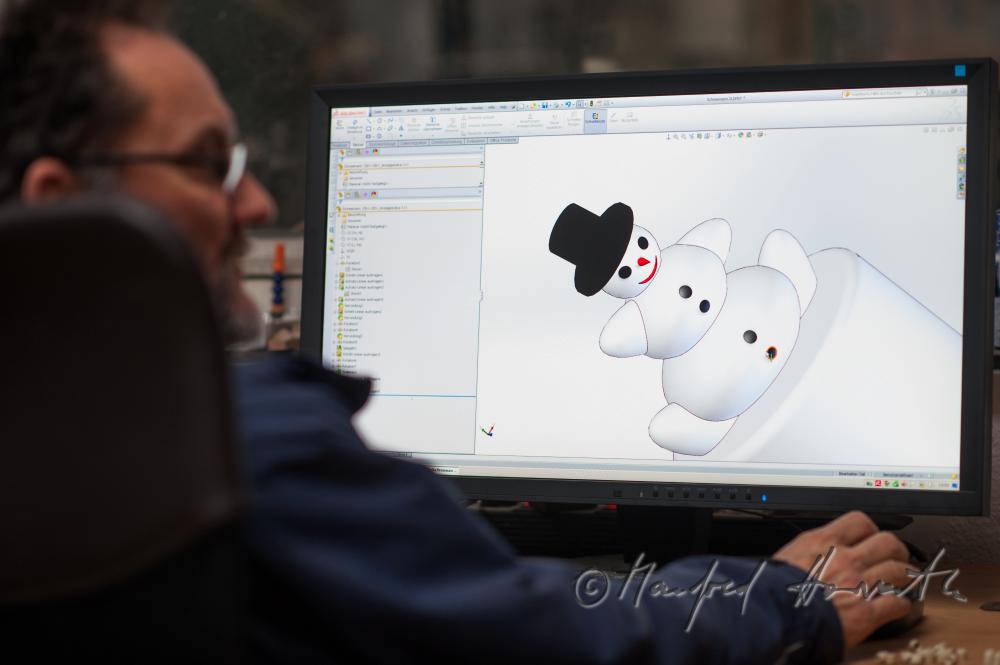 Erwin Perzy entwirft einen Schneemann mit Computer-Animation
