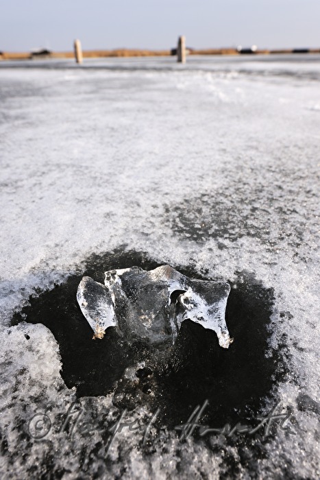 natürlich entstandene Eis-Skulptur auf offenem See