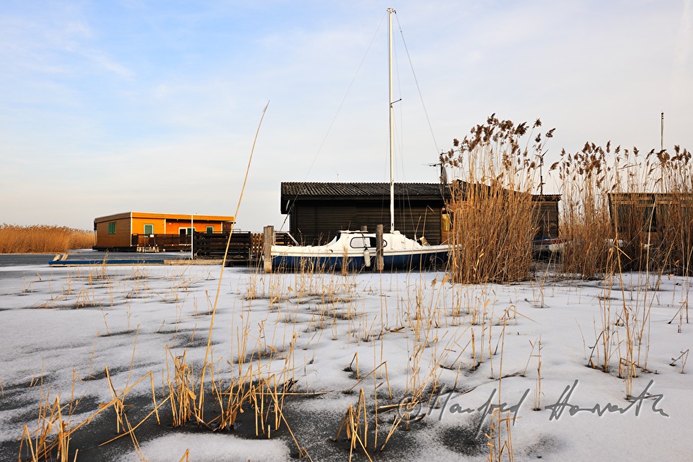 Ferienhaus und eingewintertes Boot