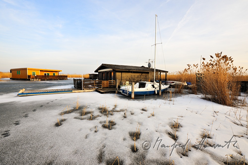 Ferienhaus und eingewintertes Boot