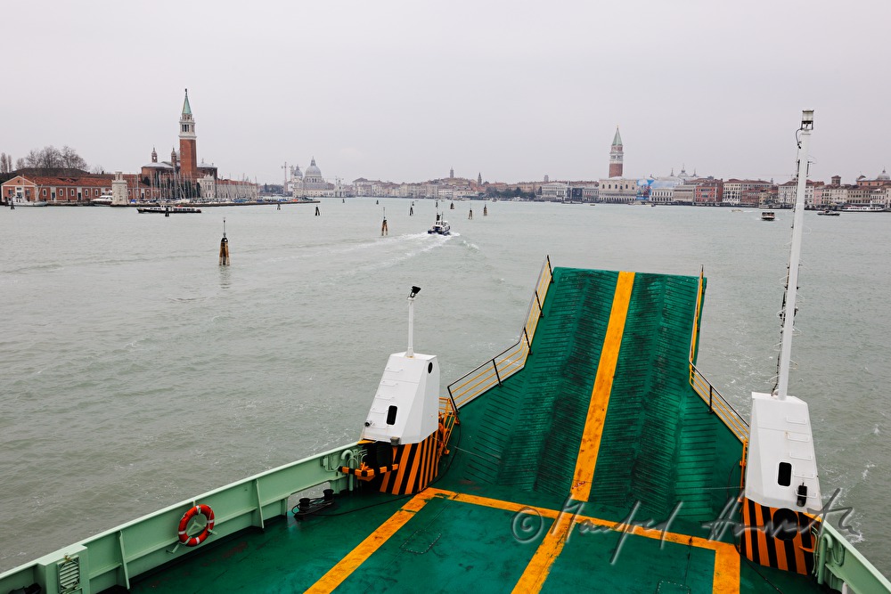 Fähre in der Lagune vor San Giorgio