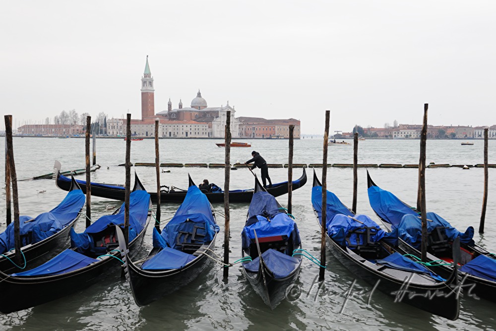 Gondeln am Markusplatz vor San Giorgio