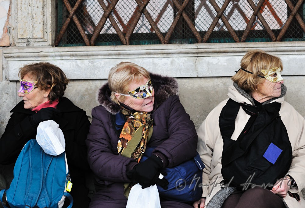 Zuseher beim Carneval auf einer Bank