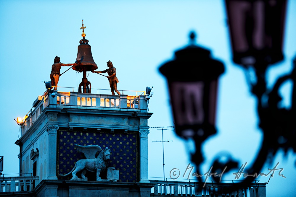 Uhrturm mit Glockenspiel und Glockenschläger
