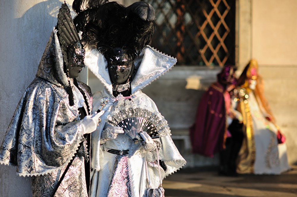 maskierte Frau beim Karneval
