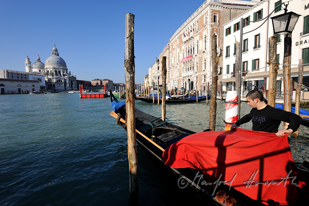 Gondoliere vor der Kirche Santa Maria della Salute