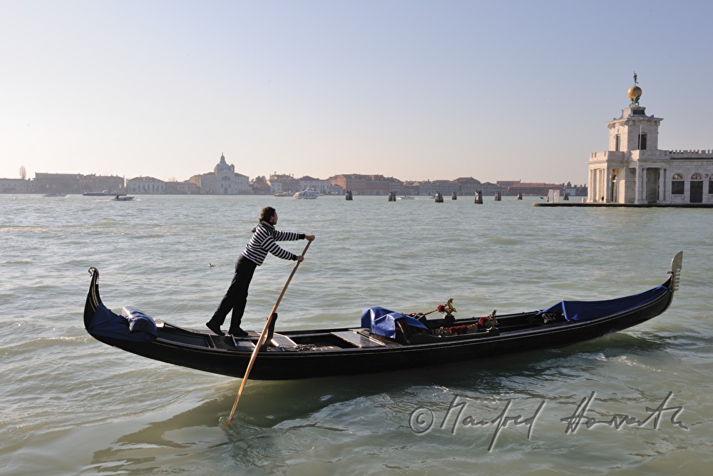 Gondel auf dem Canal Grande bei der Dogana da Mar