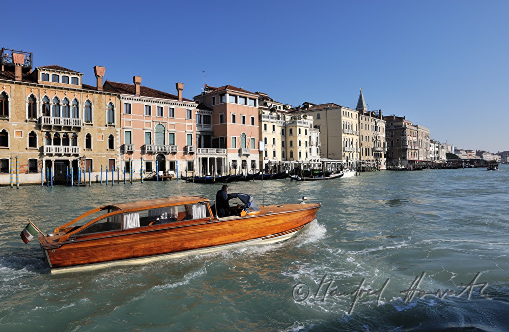 Motorboot auf dem Canale di San Marco