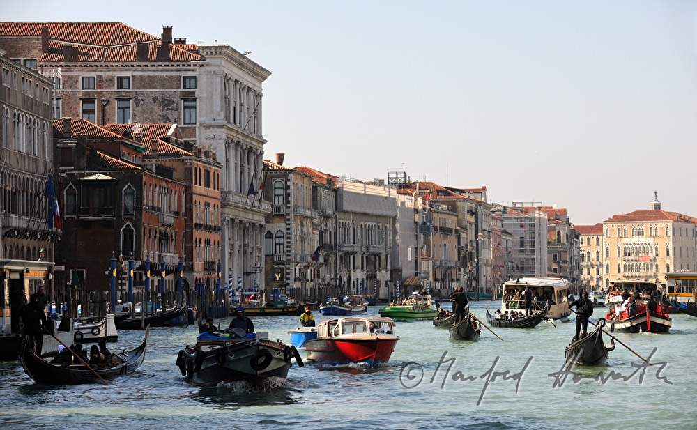Gondeln auf dem Canal Grande und Riva del Carbon