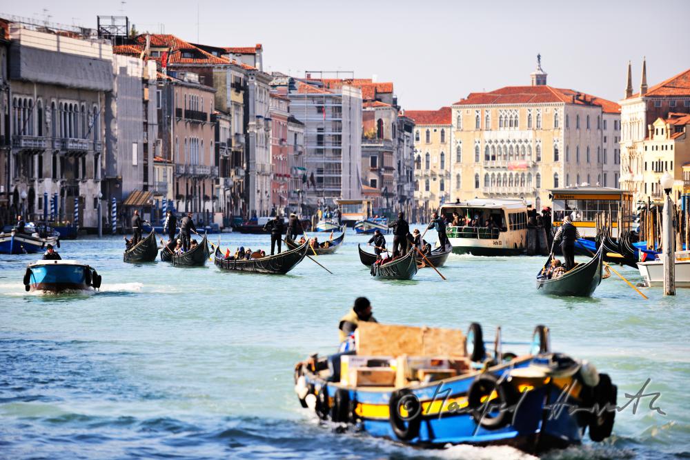 Gondeln auf dem Canal Grande und Riva del Carbon