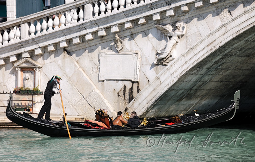Boote auf dem Canal Grande bei der Rialtobrücke