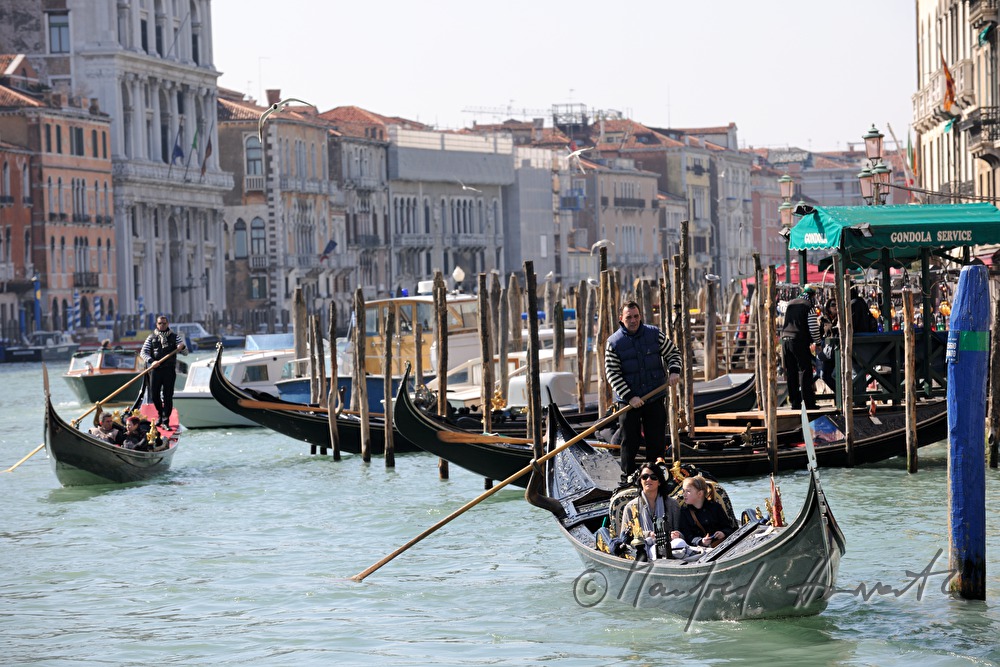 Gondeln auf dem Canal Grande und Riva del Carbon