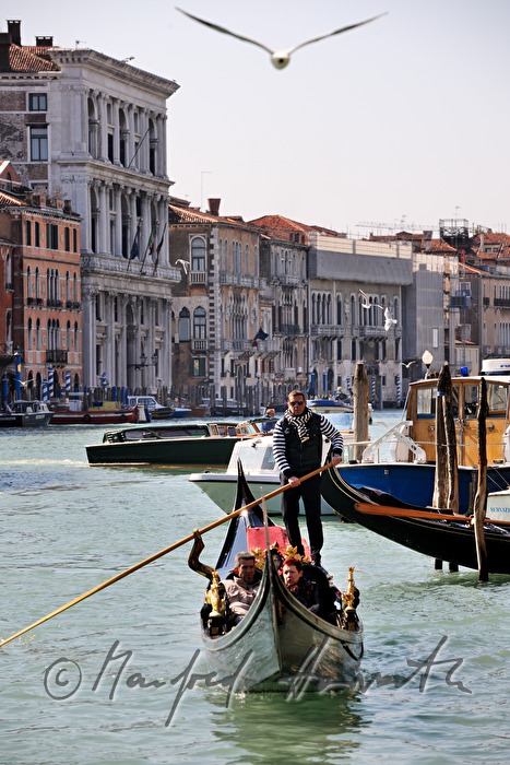 Gondeln auf dem Canal Grande und Riva del Carbon