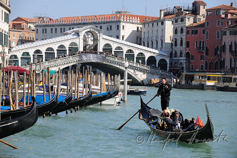 Boote auf dem Canal Grande bei der Rialtobrücke