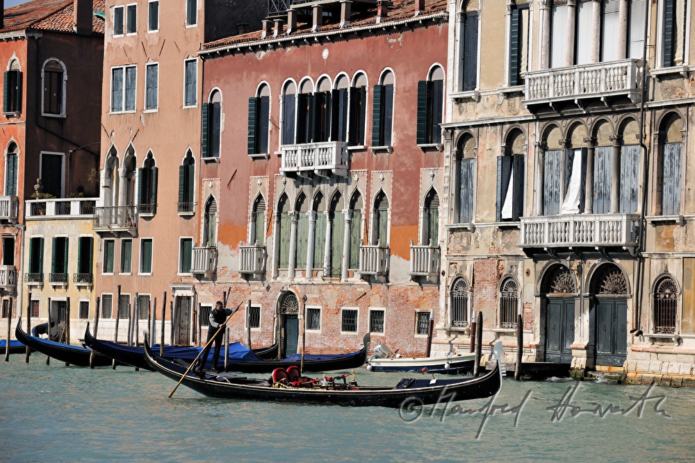 Gondel auf dem Canal Grande und Palast