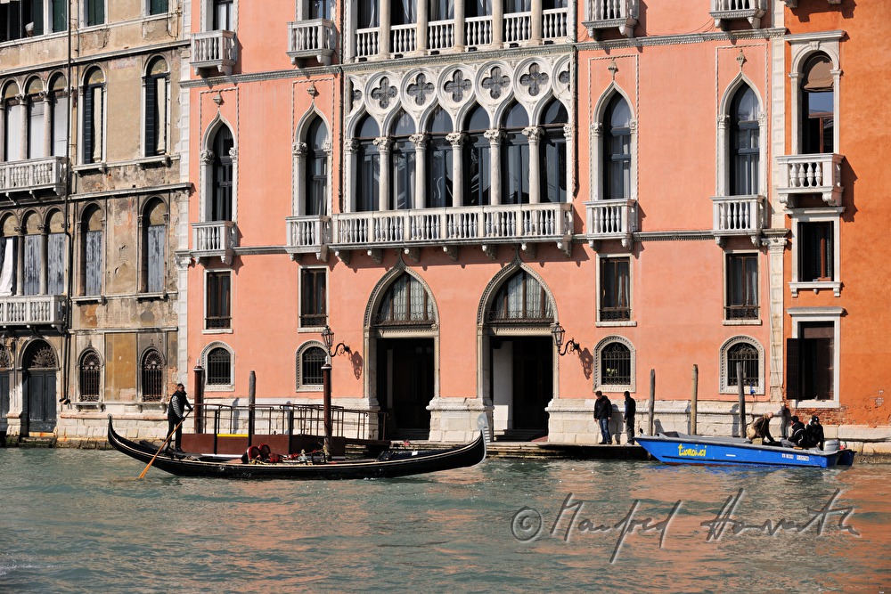 Gondel auf dem Canal Grande und Palast