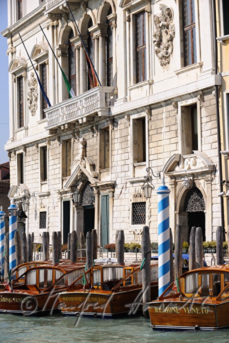 Gondel auf dem Canal Grande und Palast