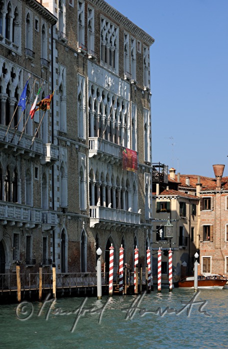 Paläste und Bootsanlegestellen auf dem Canal Grande