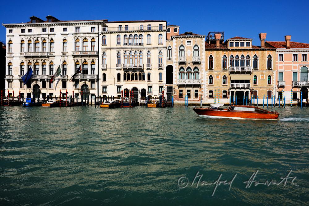 Boote auf dem Canal Grande bei San Marco