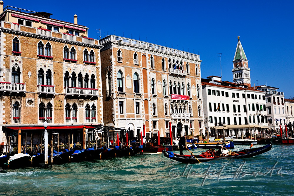 Gondel auf dem Canal Grande und Campanile