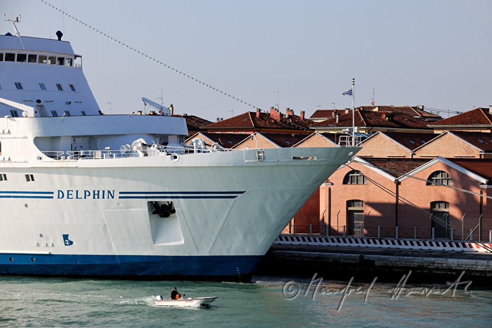 Bug eines Kreuzers und Hafen Porto di Venezia