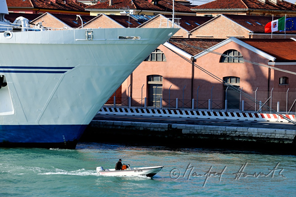 Bug eines Kreuzers und Hafen Porto di Venezia