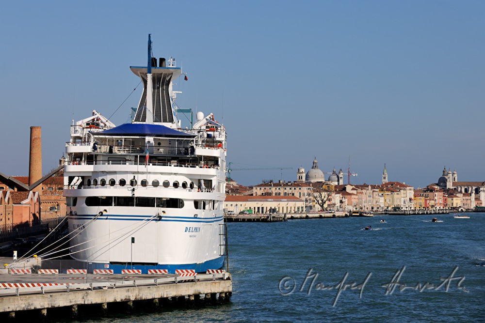 Kreuzer und Hafen Porto di Venezia