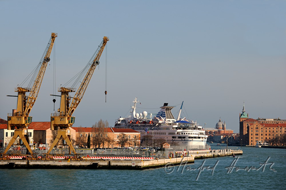 Kreuzer und Hafen Porto di Venezia