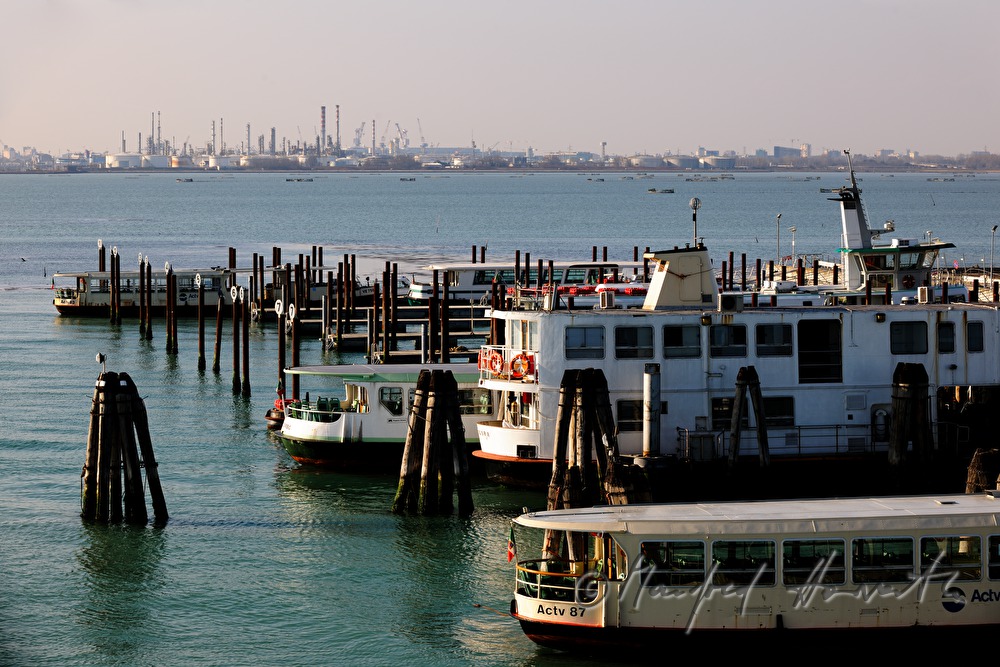Schiffe im Hafen Tronchetto und Lagune