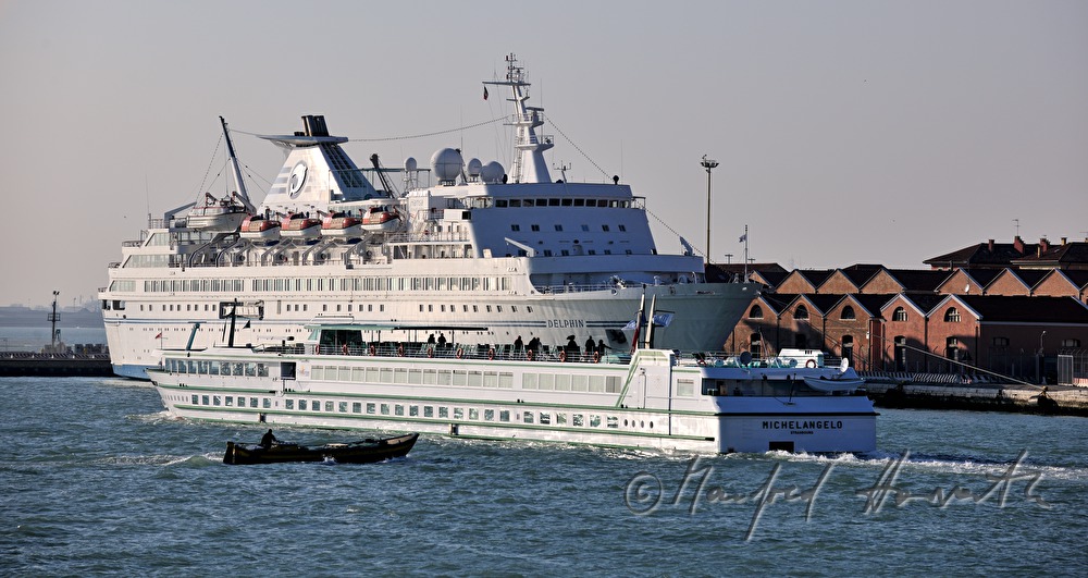 Kreuzer und Hafen Porto di Venezia