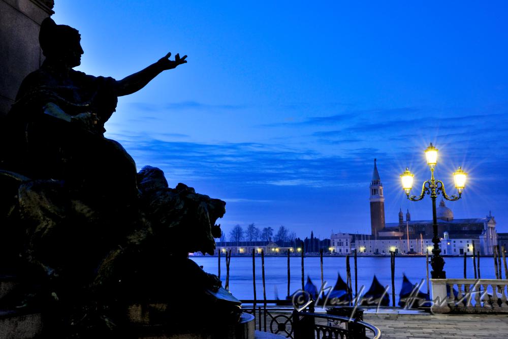 Gondeln am Markusplatz vor San Giorgio und Denkmal für Vittorio Emanuele II.