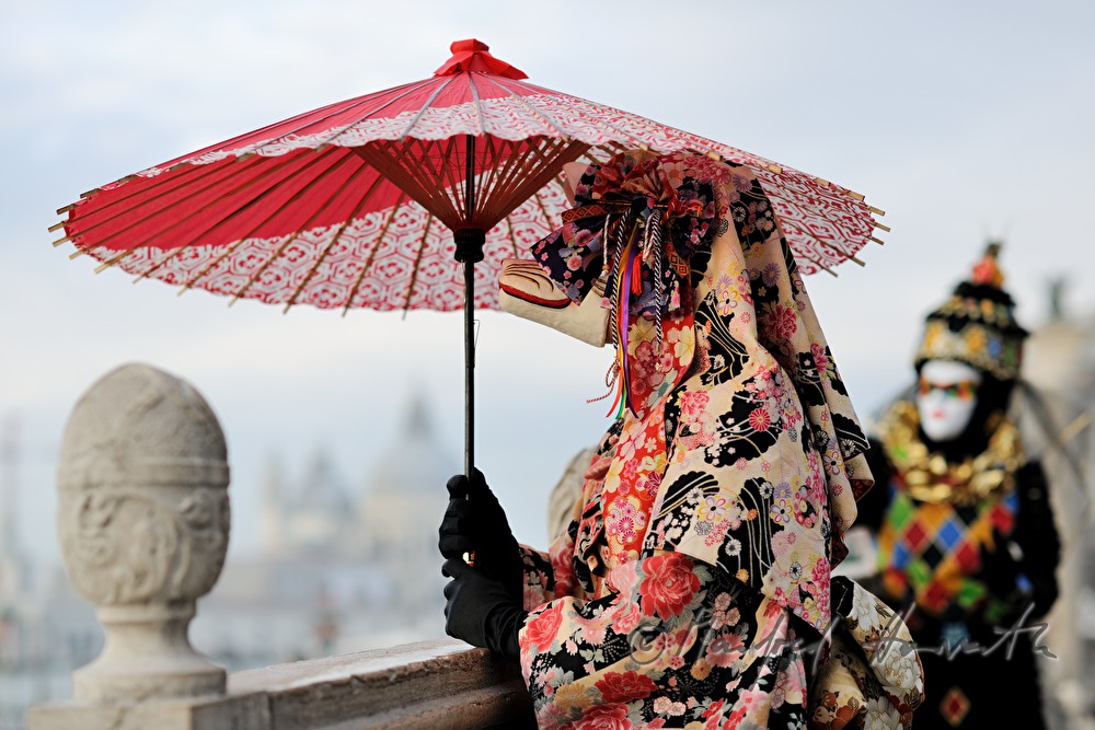 maskierte Frau auf der Ponte della Paglia