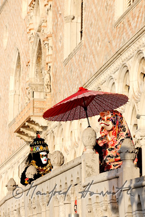 maskierte Frauen auf der Ponte della Paglia