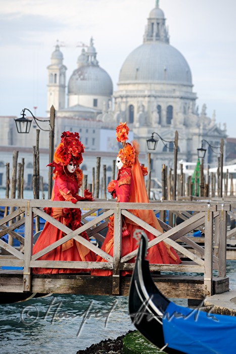 maskierte Frauen beim Karneval