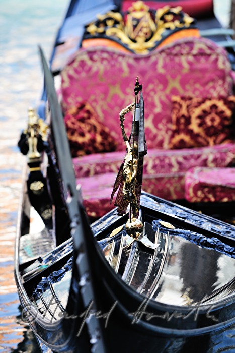goldene Figur auf einer Gondel