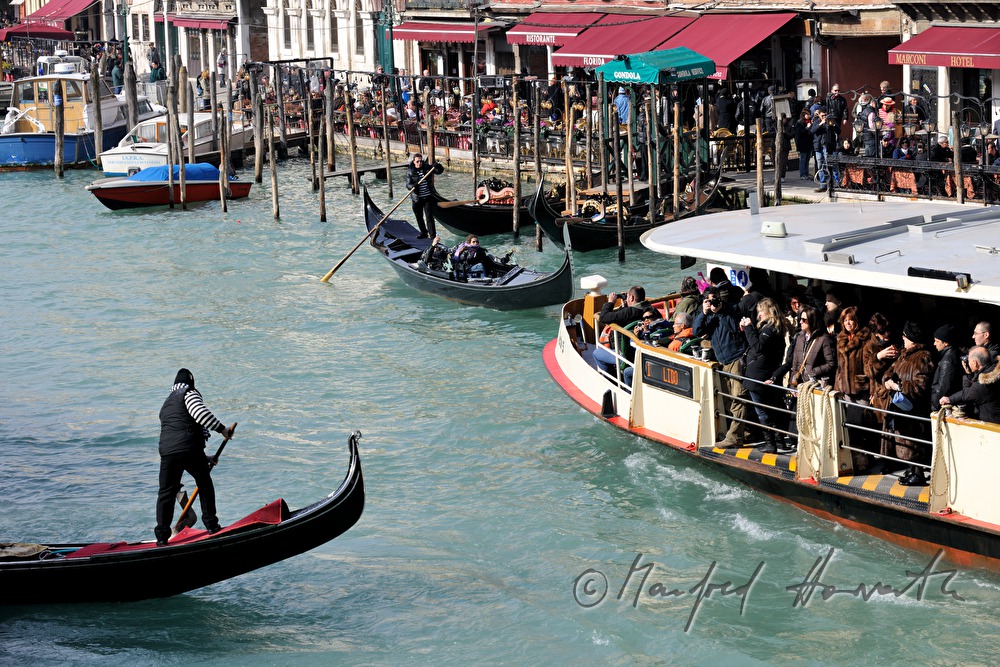 Gondeln und Fähre auf dem Canal Grande