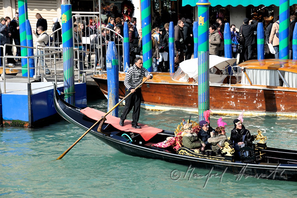 Gondeln auf dem Canal Grande und Riva del Carbon