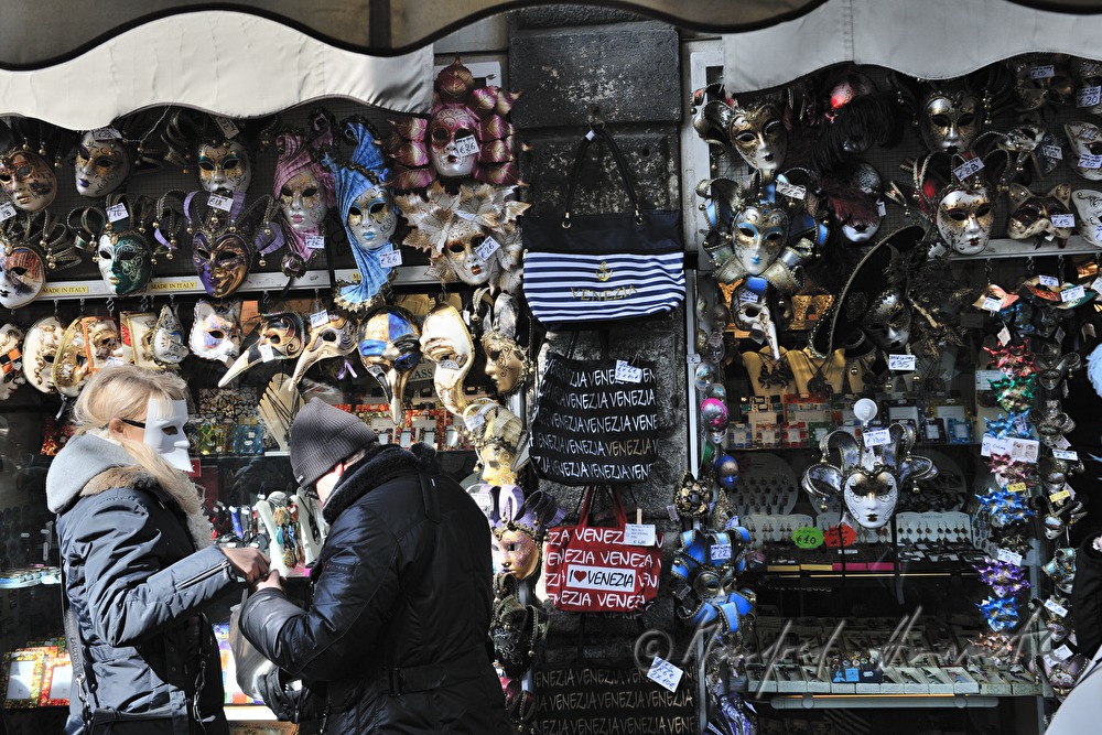 Souvenirstand mit Masken auf der Rialtobrücke