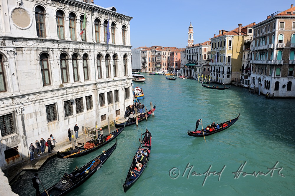 Gondeln auf dem Canal Grande und Riva del Carbon