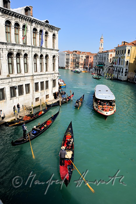 Gondeln auf dem Canal Grande und Riva del Carbon