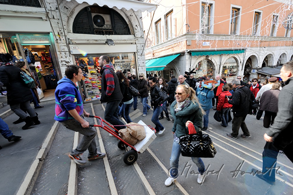 Transport von Lebensmitteln auf der Rialtobrücke