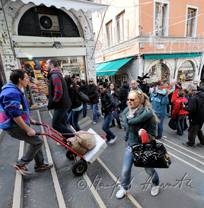 Transport von Lebensmitteln auf der Rialtobrücke