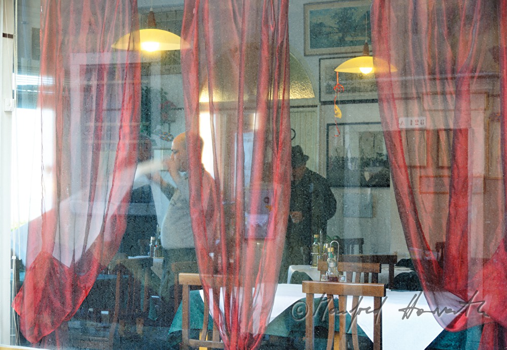 Blick in das Fenster eines Restaurants
