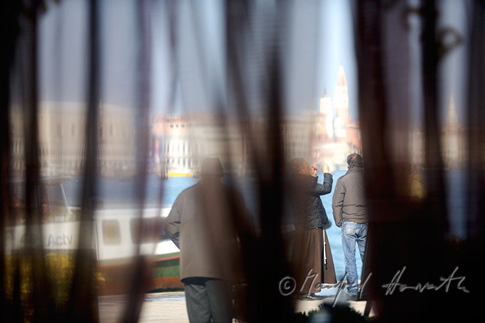 Blick durch das Fenster eines Restaurants