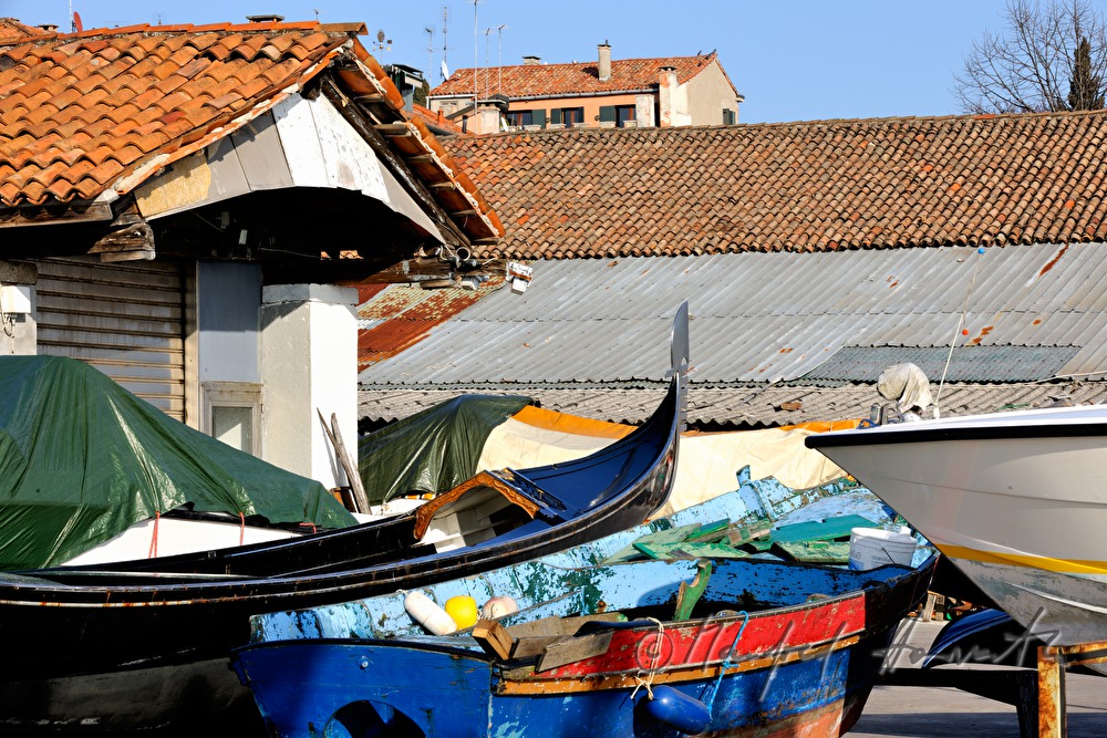 Boote bei einer Schiffswerft