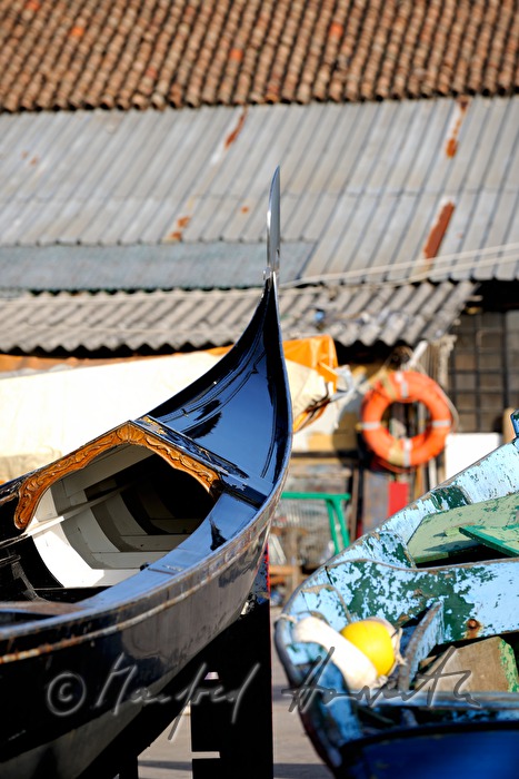 Boote bei einer Schiffswerft