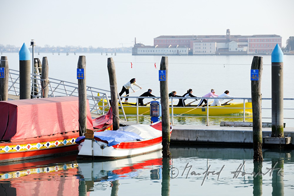 Ruderboot mit Ruderinnen auf der Giudecca