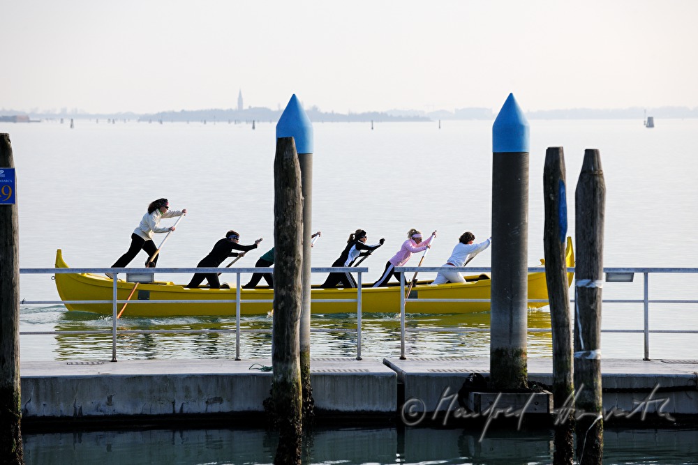 Ruderboot mit Ruderinnen auf der Giudecca